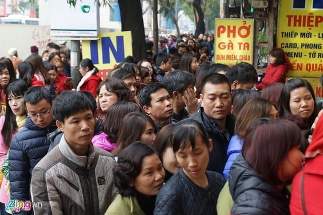 Lượng người đến mua quá đông khiến các bãi giữ xe miễn phí của cửa hàng vàng không còn chỗ chứa. Ảnh: Duy Hiếu.